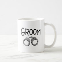 O noivo algema o casamento caneca