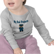 O pai protege o urso do polícia tshirt