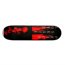 O patinador vermelho skate