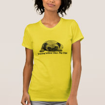 O Pug abraça a camisa das senhoras T-shirt