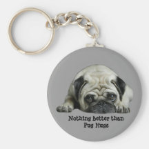 O Pug nada melhor do que o Pug abraça o chaveiro