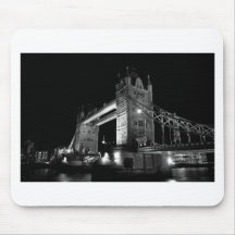 O rio Tamisa e ponte da torre na noite Mousepad