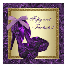 O salto alto calça a festa de aniversário do roxo  convite personalizado