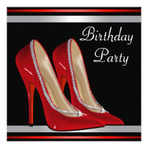 O salto alto vermelho calça a festa de aniversário convite
