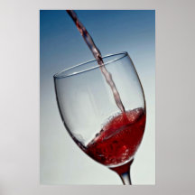 O vinho tinto derramou no vidro de vinho impressão