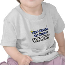 Obtenha adiante no sono da noite… com seu chefe t-shirt