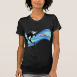 Orca e golfinho nas ondas t-shirt