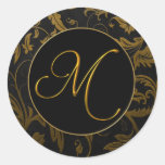 Ouro do monograma M e selo preto do casamento tema Adesivo Em Formato Redondo