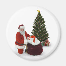 Papai noel que ajusta presentes pela árvore ima