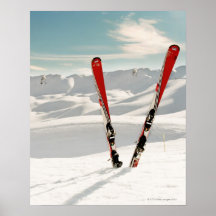 Pares vermelhos de esqui que estão na neve posters