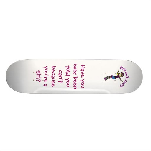 Patinador claro da menina com capacete skates