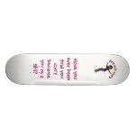 Patinador escuro da menina com capacete skateboard