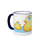 Pato de borracha bonito com caneca das bolhas