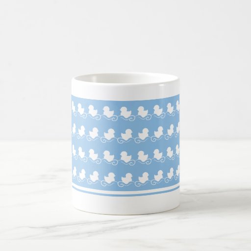 patos azuis na caneca do chá da fileira