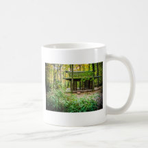 Pavilhão japonês na floresta caneca
