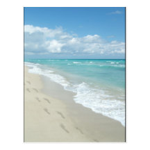 Pegadas no Sandy Beach branco, azul cénico do Aqua Cartao Postal