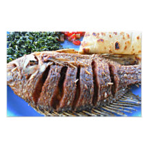 Peixes, chapati, vegetais verdes de Kenya, África Fotos