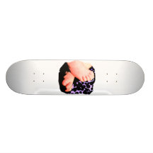 Pés pequenos do bebê, fundo roxo do leopardo skate