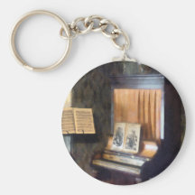 Piano e partitura no suporte chaveiros