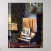 Piano e partitura no suporte posters