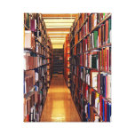 Pilhas da biblioteca impressão de canvas envolvidas