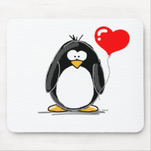 Pinguim com um balão do coração mouse pads