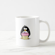 Pinguim do aniversário com cupcake caneca