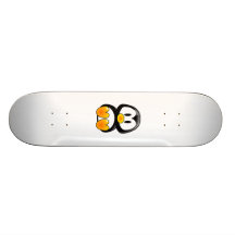Pinguim do bebê dos desenhos animados skate