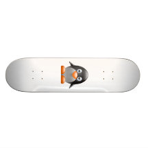 Pinguim do bebê dos desenhos animados skateboard