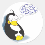 pinguim do sono que sonha sobre a etiqueta dos pei adesivo redondo
