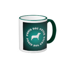 Proprietário orgulhoso do cão caneca