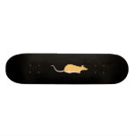 Rato do animal de estimação. Canela Berkshire, bar Skateboard