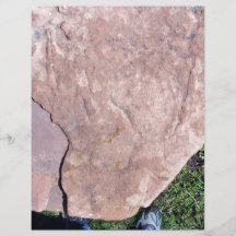Rocha vermelha rachada na paisagem verde panfletos coloridos