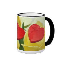 Rosas amarelos com caneca dos corações