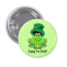 Sapo engraçado com o botão irlandês do irlandês do boton
