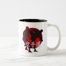 Silhueta da luta do karaté, fundo vermelho do círc caneca