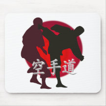 Silhueta da luta do karaté, fundo vermelho do círc mousepad