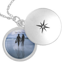 Silhueta encantador do marido & da esposa na praia colar personalizado