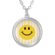 Smiley face em listras amarelas ensolaradas colares