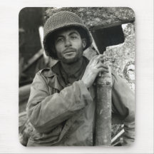 Soldado americano de WWII na floresta de Hurtgen Mouse Pads