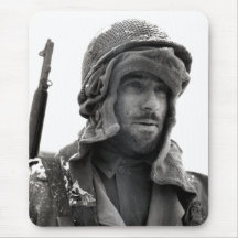 Soldado de infantaria do americano de WWII Mouse Pads