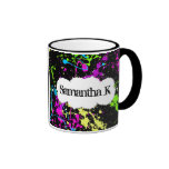 Splatter de néon retro fresco da pintura no preto caneca