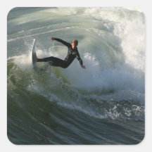 Surfista em etiquetas de um roupa de mergulho adesivo em forma quadrada