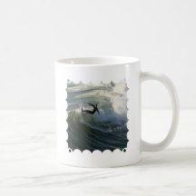 Surfista em uma caneca de café do roupa de mergulh