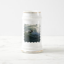 Surfista em uma caneca de cerveja da cerveja do ro