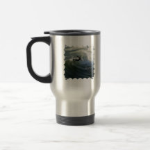 Surfista em uma caneca de viagem do roupa de mergu