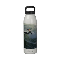 Surfista em uma garrafa de água do roupa de mergul