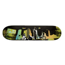 Suspensão para fora com o skate do grupo (verde co