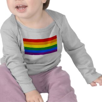 T-shirt do bebê com bandeira do arco-íris