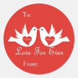 Tag do presente dos pássaros do amor adesivo redondo